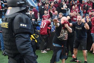 Policie posuzuje zákrok proti fanouškům slavícím titul. Pepřový sprej měl mířit i na děti - Novinky